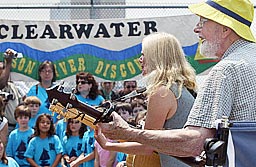 Pete Seeger, Linda Richards and Singers